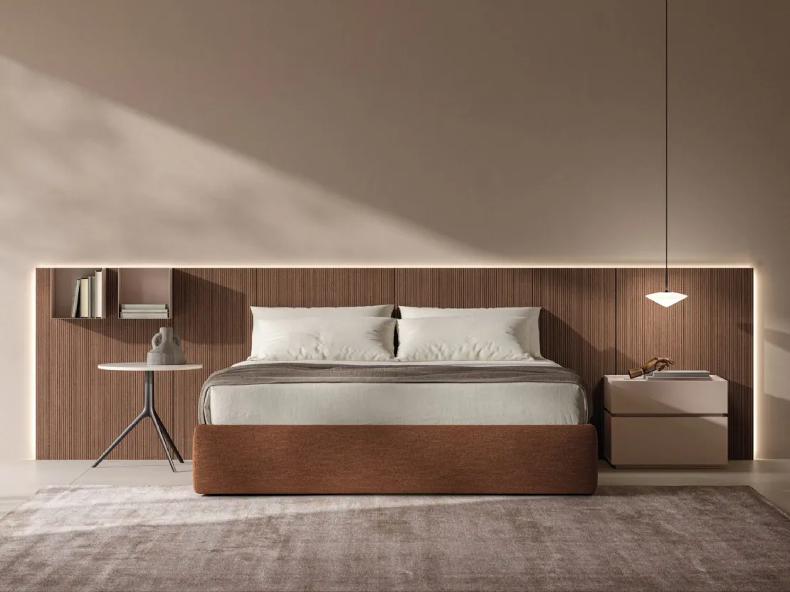 Letto Sommier in tessuto con boiserie in materico Noce cannettato di Tagliabue Mobili